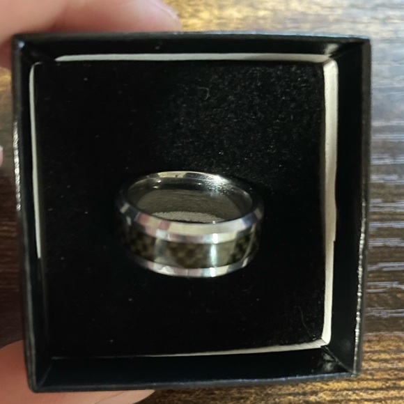 7 mm Tungsten Carbide with Carbon Fiber Mesh-Patterned Inlay, Size 5.5 - Picture 2 of 4